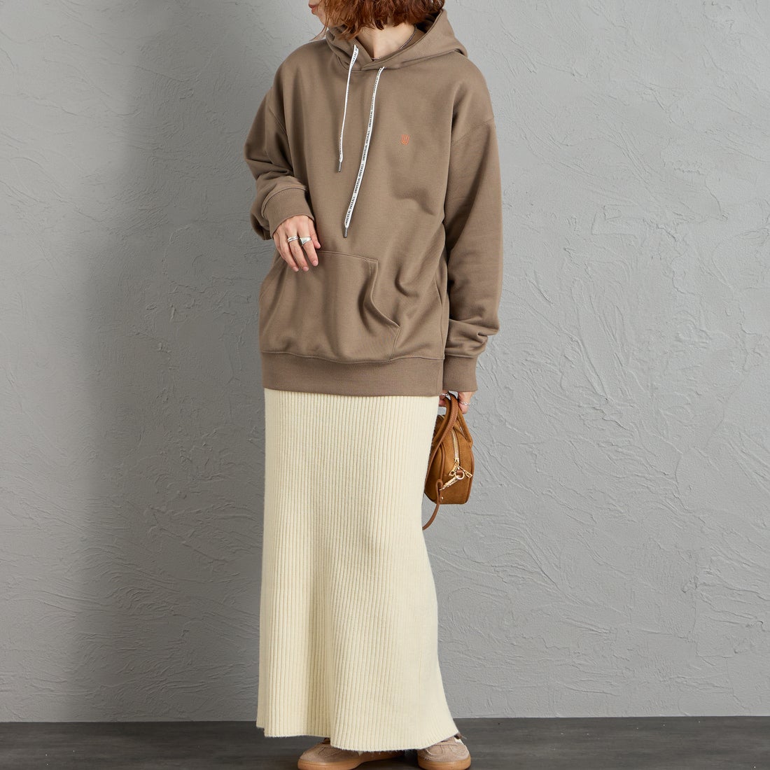 UNIVERSAL OVERALL [ユニバーサルオーバーオール] 別注 ワンポイントロゴ刺繍 スウェットパーカー [U2631230IN-JF] BEIGE &&モデル身長：158cm 着用サイズ：S&&
