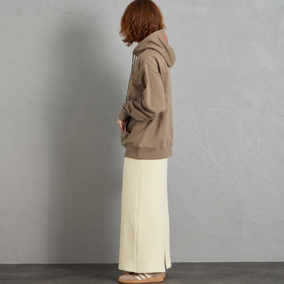UNIVERSAL OVERALL [ユニバーサルオーバーオール] 別注 ワンポイントロゴ刺繍 スウェットパーカー [U2631230IN-JF] BEIGE &&モデル身長：158cm 着用サイズ：S&&