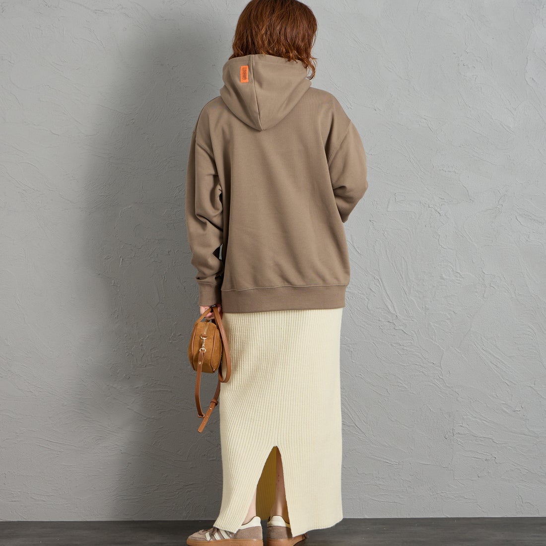 UNIVERSAL OVERALL [ユニバーサルオーバーオール] 別注 ワンポイントロゴ刺繍 スウェットパーカー [U2631230IN-JF] BEIGE &&モデル身長：158cm 着用サイズ：S&&