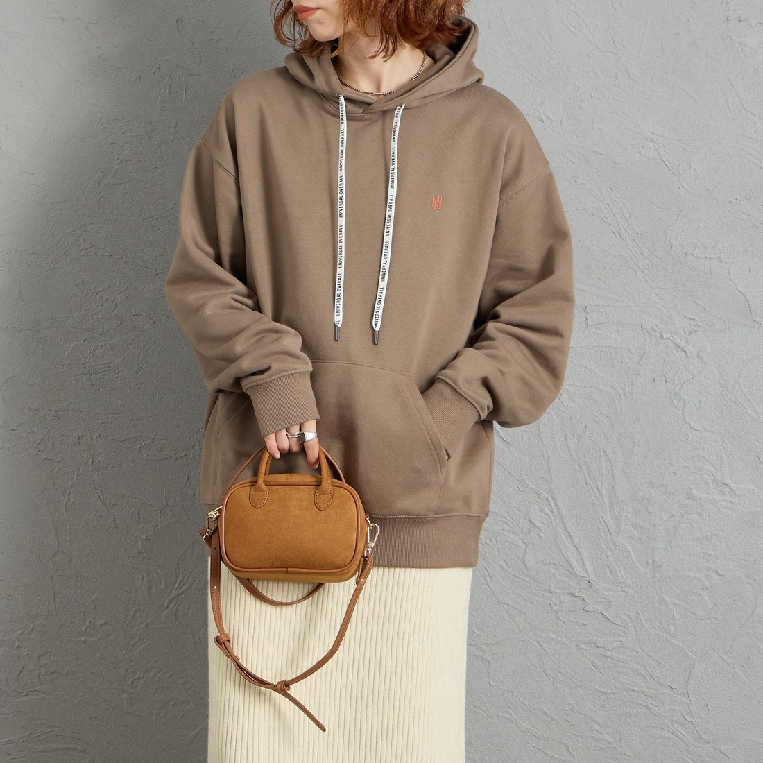 UNIVERSAL OVERALL [ユニバーサルオーバーオール] 別注 ワンポイントロゴ刺繍 スウェットパーカー [U2631230IN-JF] BEIGE &&モデル身長：158cm 着用サイズ：S&&