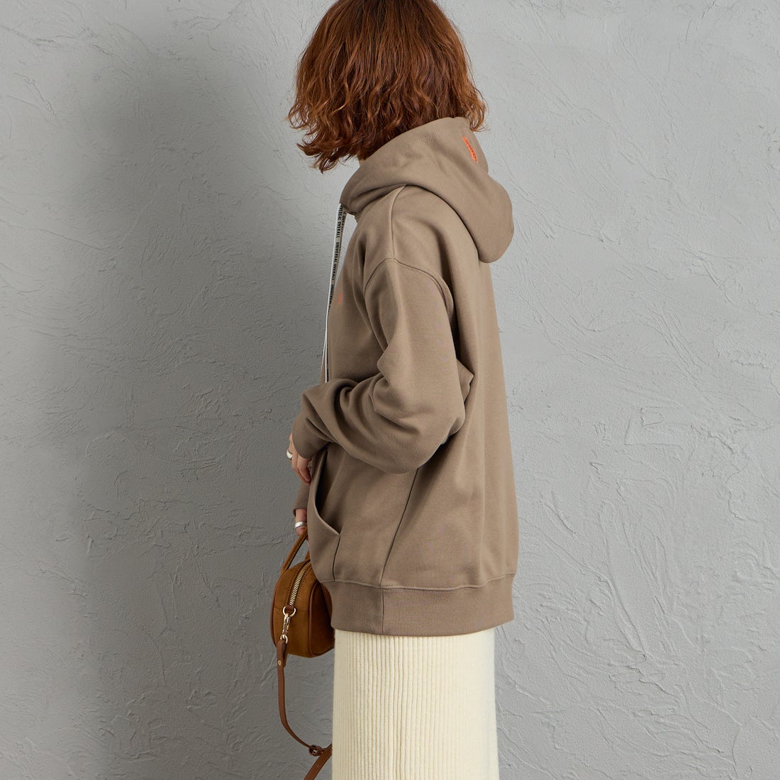 UNIVERSAL OVERALL [ユニバーサルオーバーオール] 別注 ワンポイントロゴ刺繍 スウェットパーカー [U2631230IN-JF] BEIGE &&モデル身長：158cm 着用サイズ：S&&