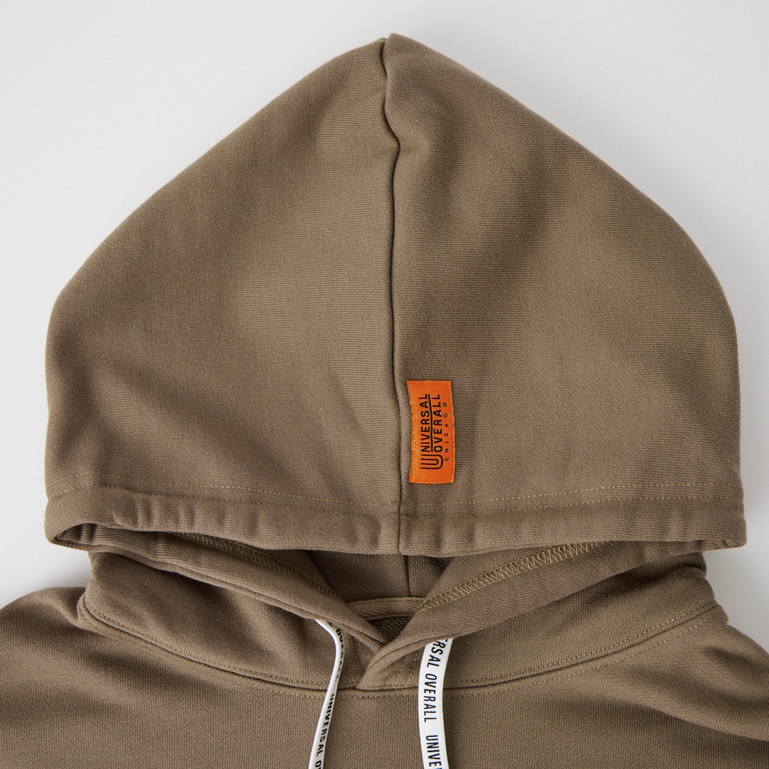 UNIVERSAL OVERALL [ユニバーサルオーバーオール] 別注 ワンポイントロゴ刺繍 スウェットパーカー [U2631230IN-JF] BEIGE
