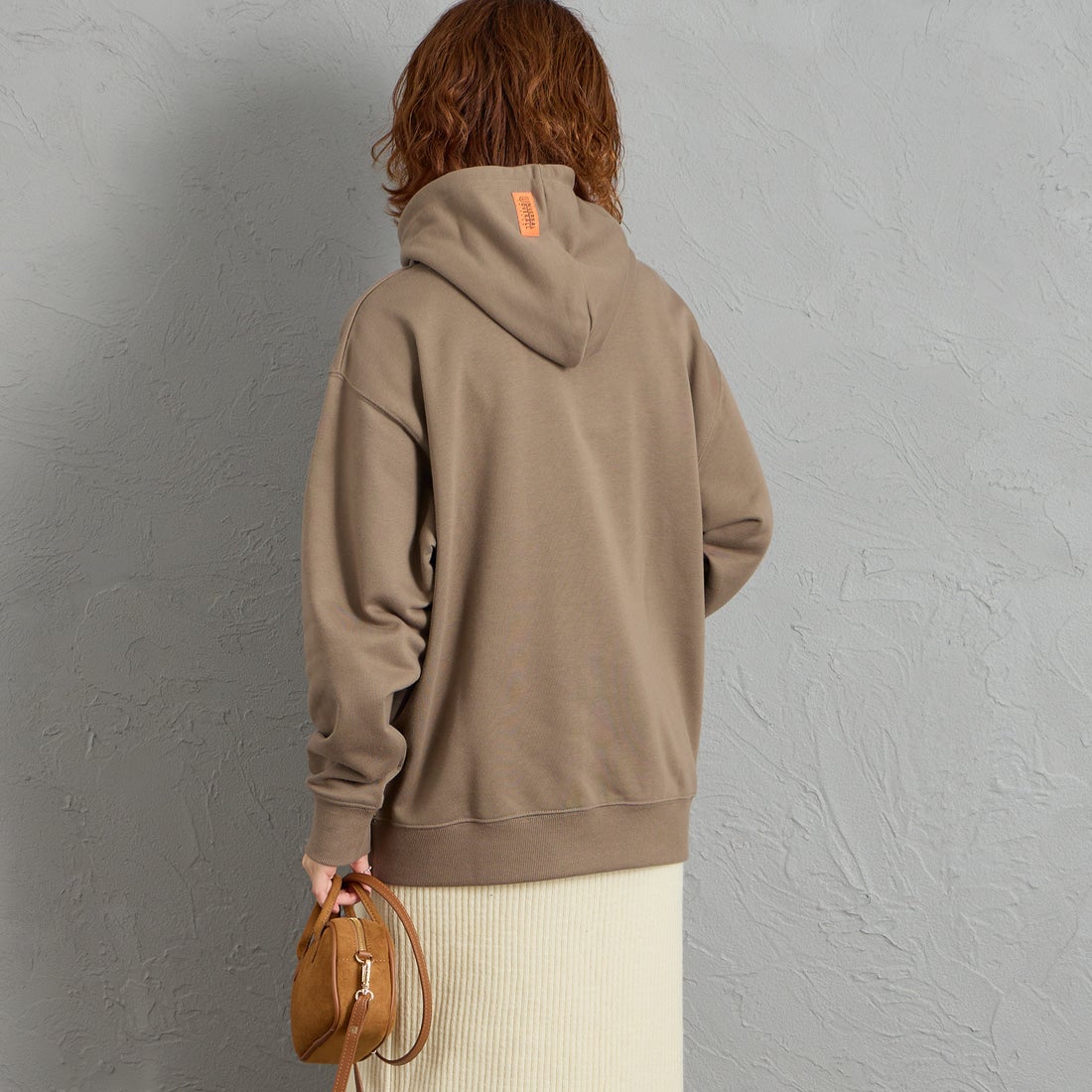 UNIVERSAL OVERALL [ユニバーサルオーバーオール] 別注 ワンポイントロゴ刺繍 スウェットパーカー [U2631230IN-JF] BEIGE &&モデル身長：158cm 着用サイズ：S&&