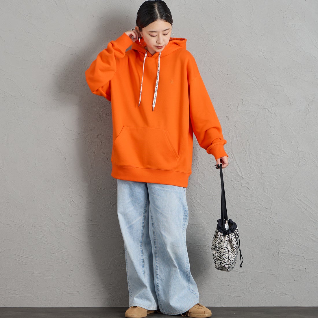 UNIVERSAL OVERALL [ユニバーサルオーバーオール] 別注 ワンポイントロゴ刺繍 スウェットパーカー [U2631230IN-JF] ORANGE &&モデル身長：150cm 着用サイズ：S&&