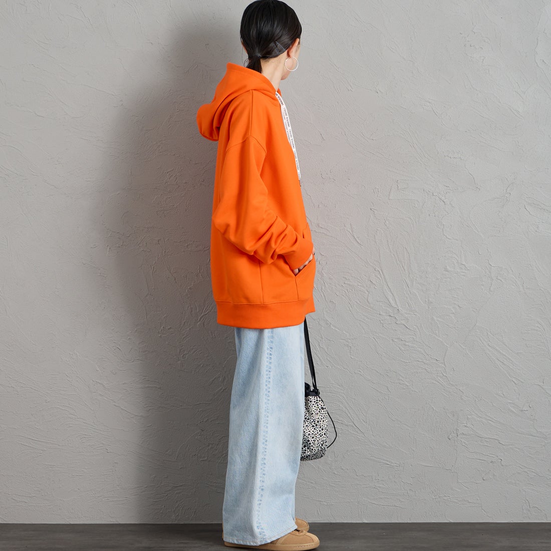 UNIVERSAL OVERALL [ユニバーサルオーバーオール] 別注 ワンポイントロゴ刺繍 スウェットパーカー [U2631230IN-JF] ORANGE &&モデル身長：150cm 着用サイズ：S&&