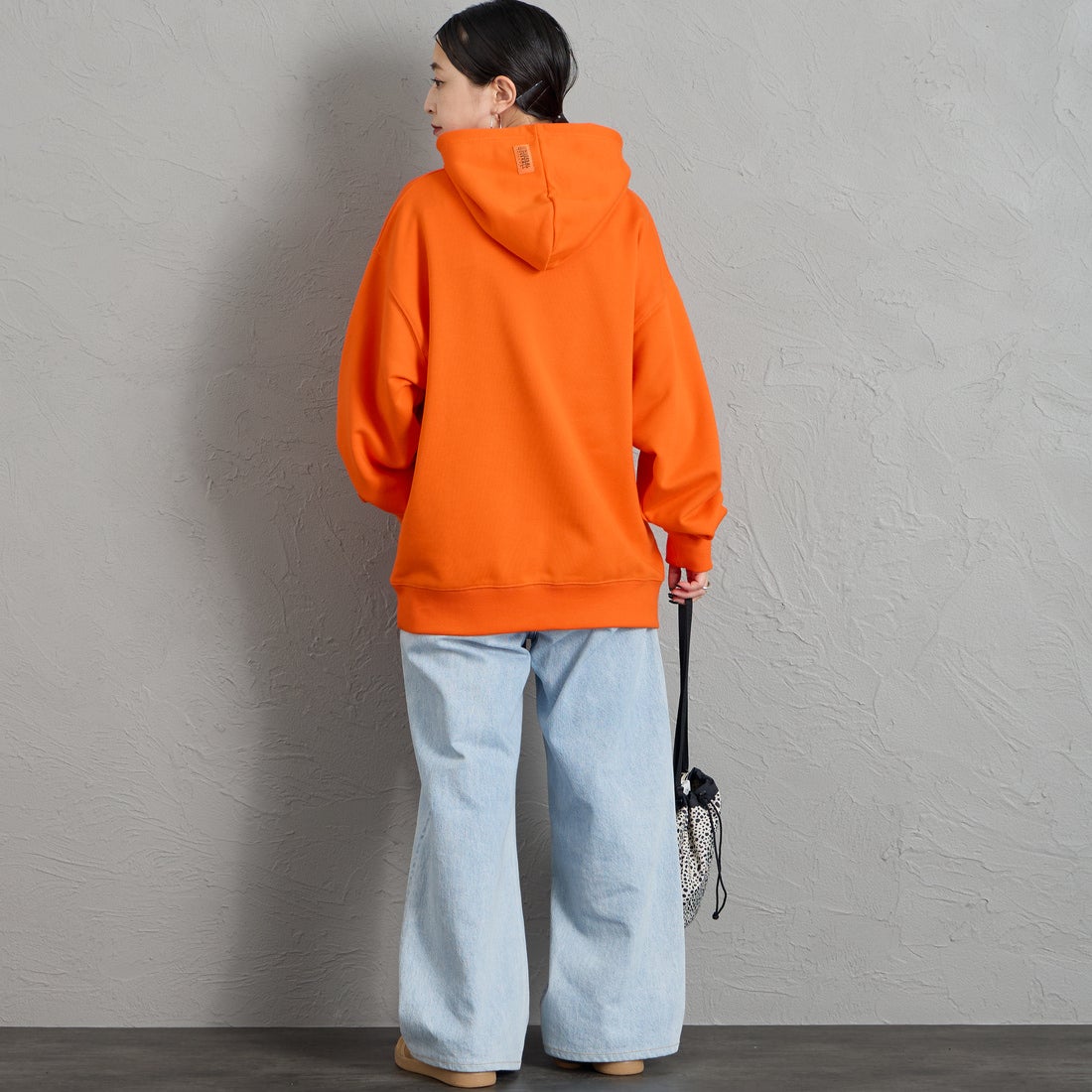 UNIVERSAL OVERALL [ユニバーサルオーバーオール] 別注 ワンポイントロゴ刺繍 スウェットパーカー [U2631230IN-JF] ORANGE &&モデル身長：150cm 着用サイズ：S&&