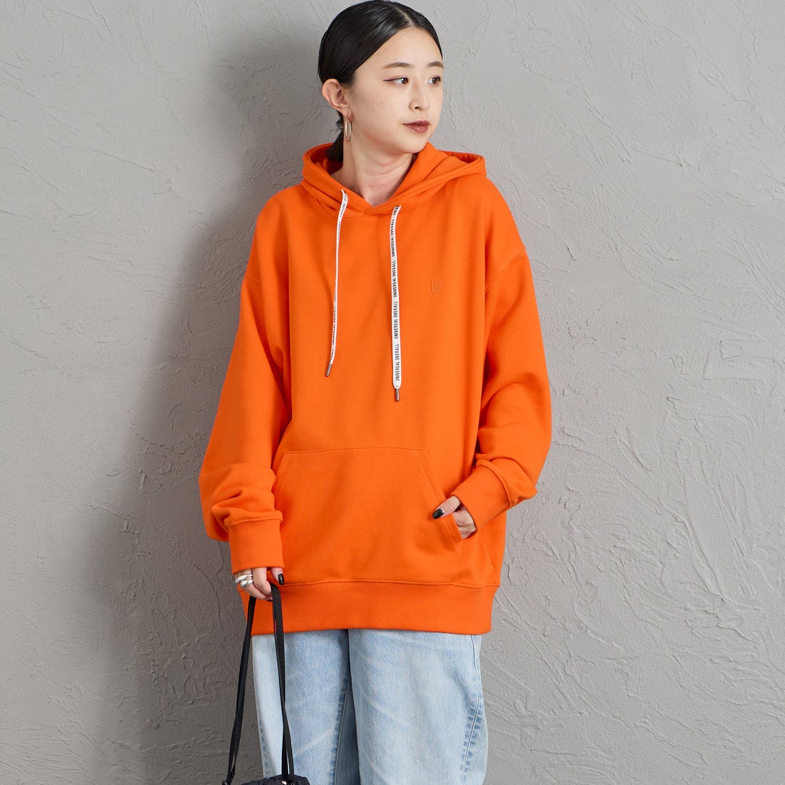 UNIVERSAL OVERALL [ユニバーサルオーバーオール] 別注 ワンポイントロゴ刺繍 スウェットパーカー [U2631230IN-JF] ORANGE &&モデル身長：150cm 着用サイズ：S&&