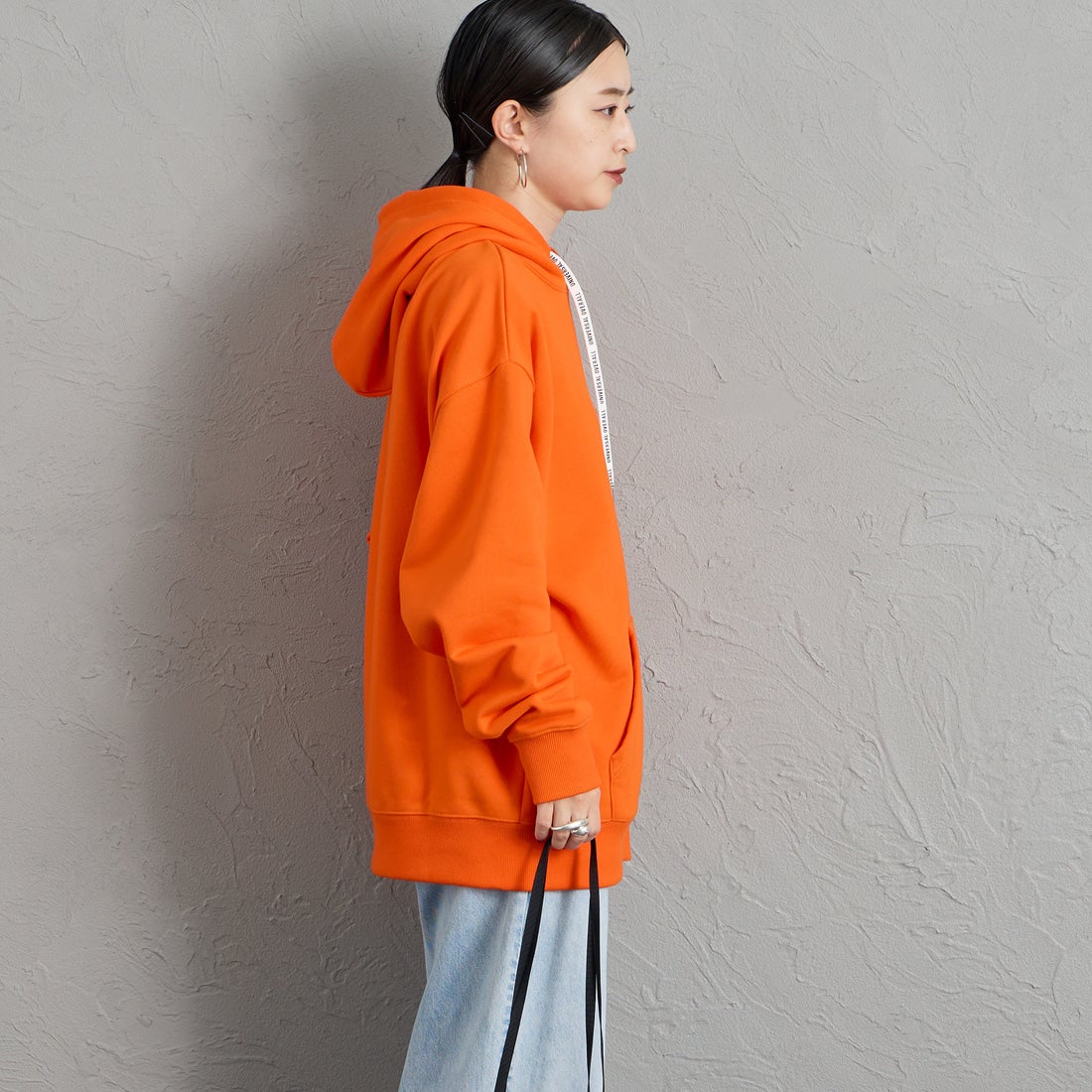 UNIVERSAL OVERALL [ユニバーサルオーバーオール] 別注 ワンポイントロゴ刺繍 スウェットパーカー [U2631230IN-JF] ORANGE &&モデル身長：150cm 着用サイズ：S&&
