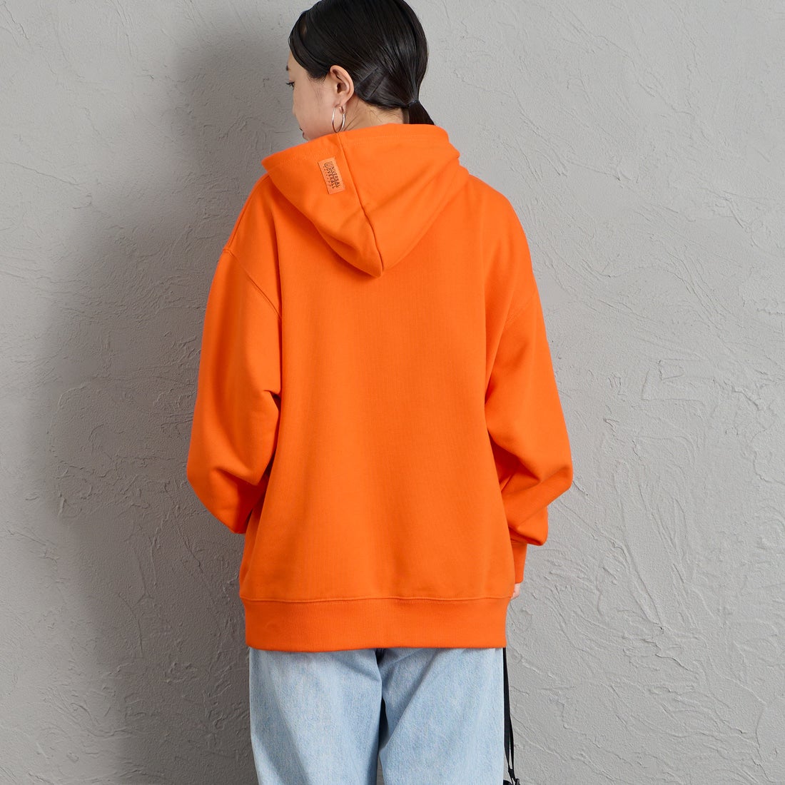 UNIVERSAL OVERALL [ユニバーサルオーバーオール] 別注 ワンポイントロゴ刺繍 スウェットパーカー [U2631230IN-JF] ORANGE &&モデル身長：150cm 着用サイズ：S&&
