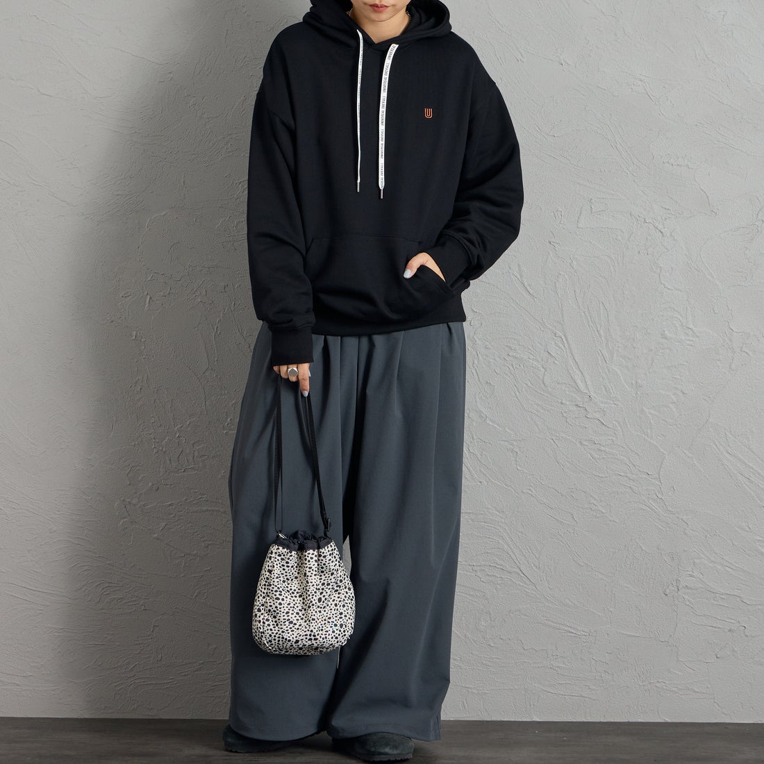 UNIVERSAL OVERALL [ユニバーサルオーバーオール] 別注 ワンポイントロゴ刺繍 スウェットパーカー [U2631230IN-JF] BLACK &&モデル身長：156cm 着用サイズ：S&&