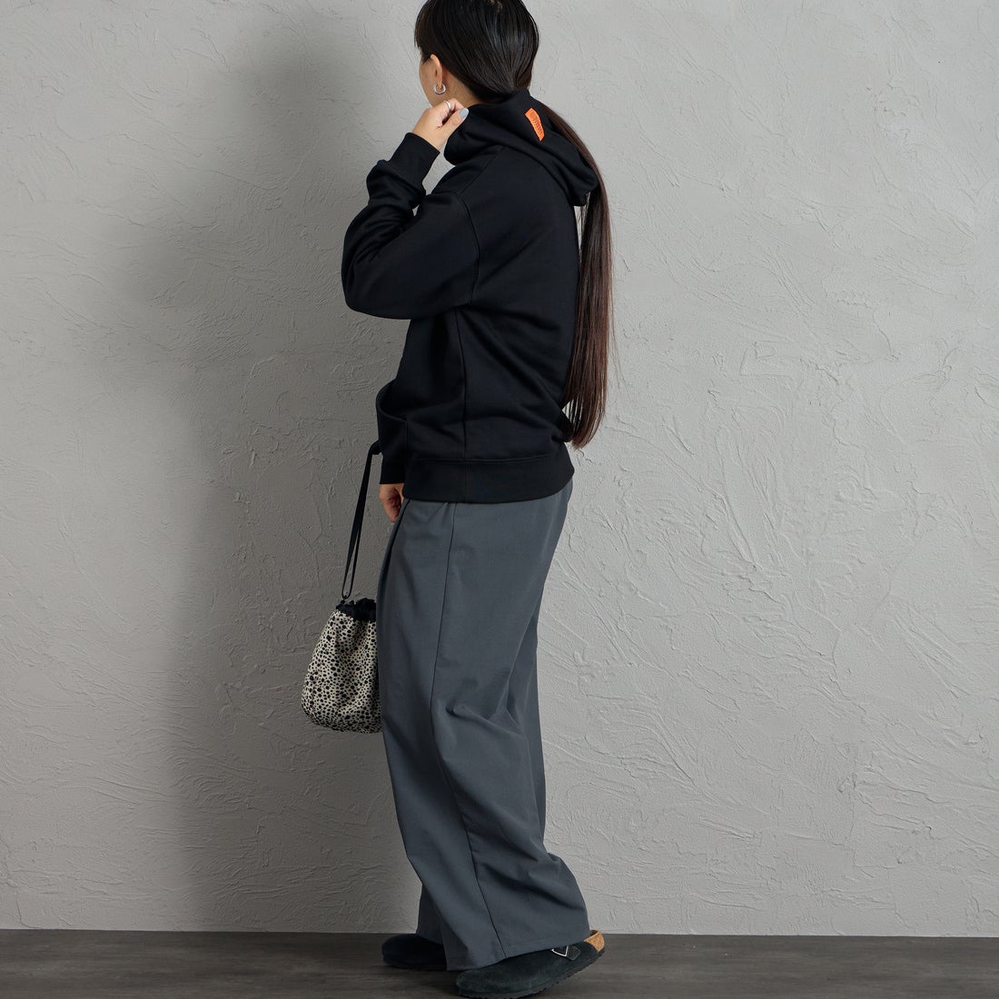 UNIVERSAL OVERALL [ユニバーサルオーバーオール] 別注 ワンポイントロゴ刺繍 スウェットパーカー [U2631230IN-JF] BLACK &&モデル身長：156cm 着用サイズ：S&&