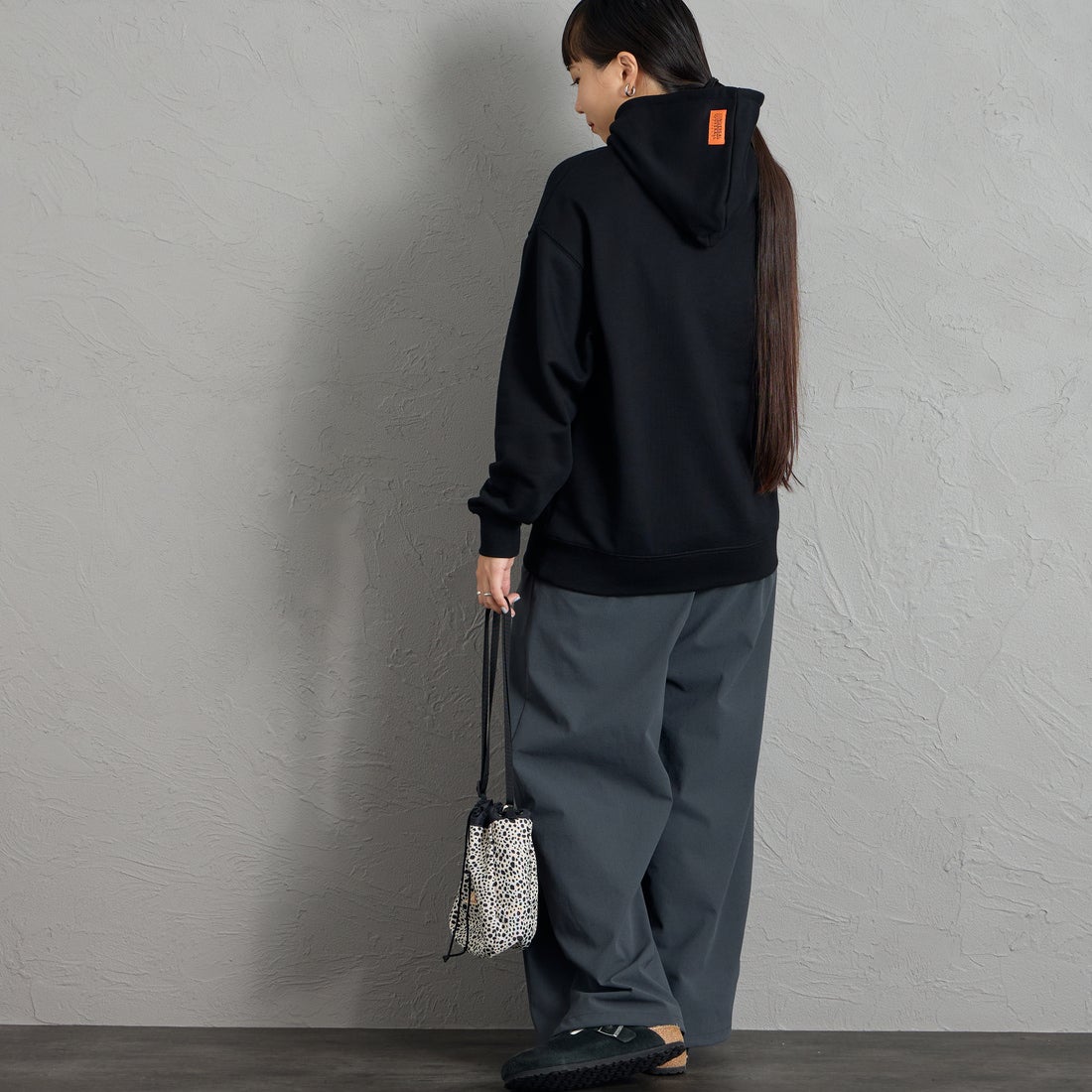 UNIVERSAL OVERALL [ユニバーサルオーバーオール] 別注 ワンポイントロゴ刺繍 スウェットパーカー [U2631230IN-JF] BLACK &&モデル身長：156cm 着用サイズ：S&&