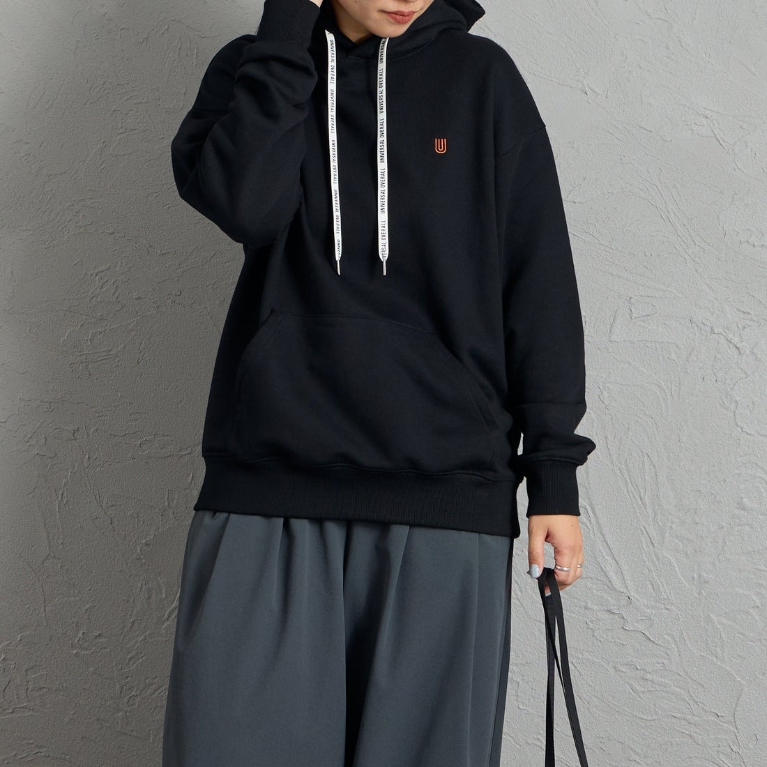 UNIVERSAL OVERALL [ユニバーサルオーバーオール] 別注 ワンポイントロゴ刺繍 スウェットパーカー [U2631230IN-JF] BLACK &&モデル身長：156cm 着用サイズ：S&&