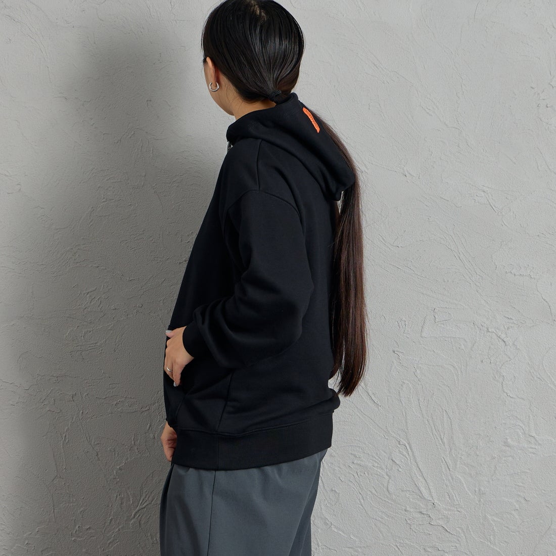 UNIVERSAL OVERALL [ユニバーサルオーバーオール] 別注 ワンポイントロゴ刺繍 スウェットパーカー [U2631230IN-JF] BLACK &&モデル身長：156cm 着用サイズ：S&&