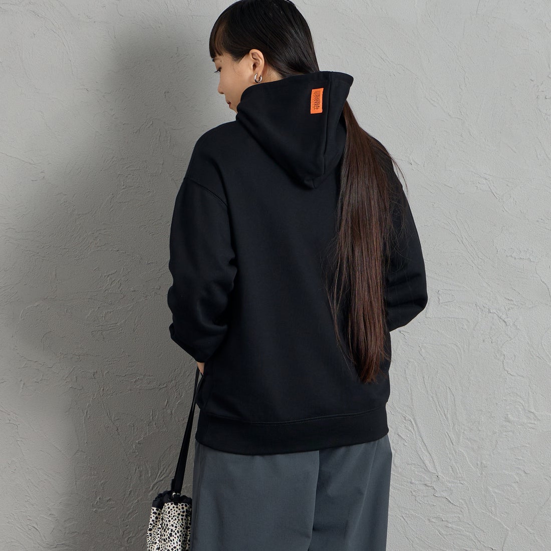 UNIVERSAL OVERALL [ユニバーサルオーバーオール] 別注 ワンポイントロゴ刺繍 スウェットパーカー [U2631230IN-JF] BLACK &&モデル身長：156cm 着用サイズ：S&&