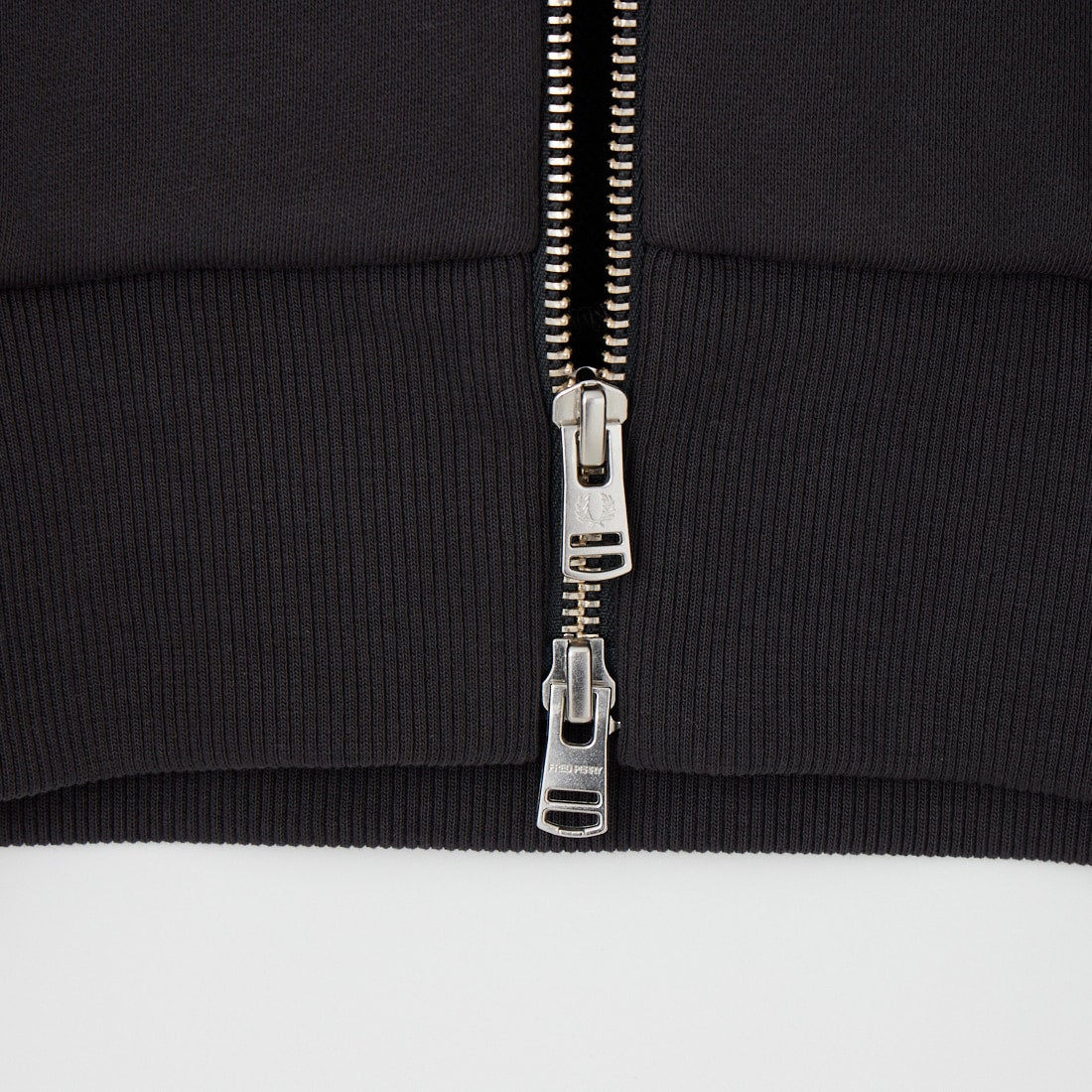 FRED PERRY [フレッドペリー] ロゴ刺繍ジップスルースウェットシャツ [J3340] 61C ANCHOR