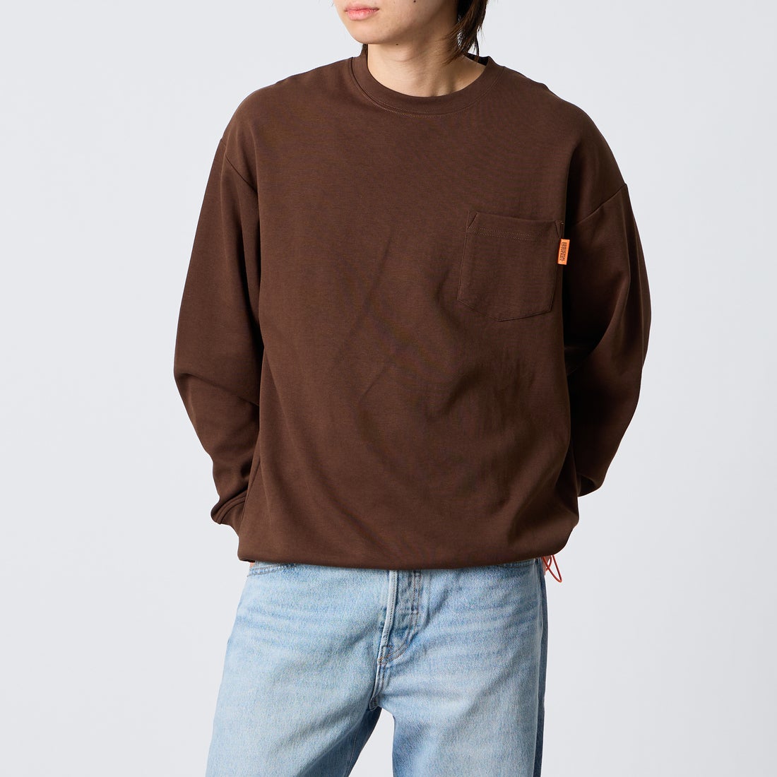 UNIVERSAL OVERALL [ユニバーサルオーバーオール] 別注 ドローコード付き ポンチロングスリーブTシャツ [U2633230IN-JF] BROWN &&モデル身長：177cm 着用サイズ：L&&