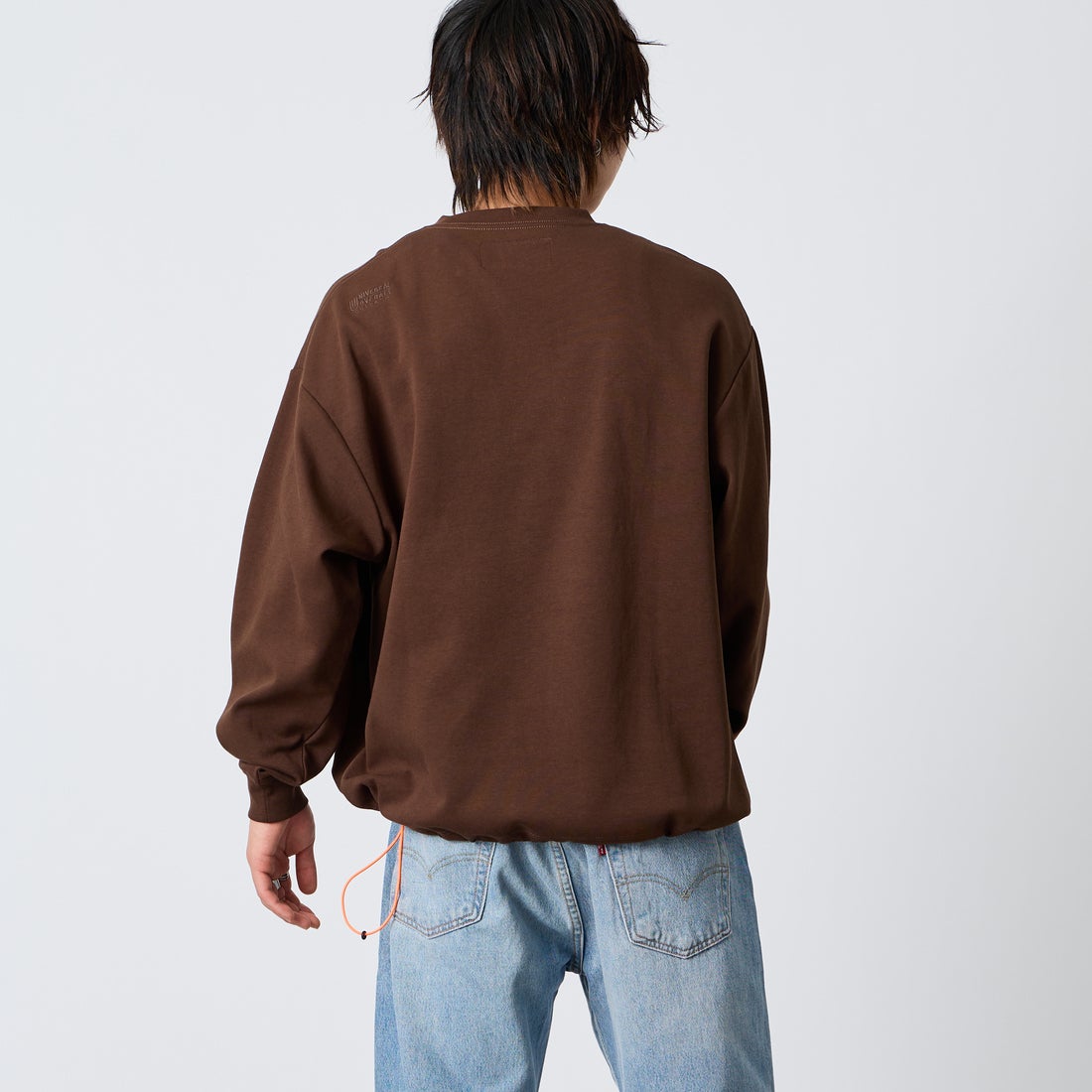 UNIVERSAL OVERALL [ユニバーサルオーバーオール] 別注 ドローコード付き ポンチロングスリーブTシャツ [U2633230IN-JF] BROWN &&モデル身長：177cm 着用サイズ：L&&