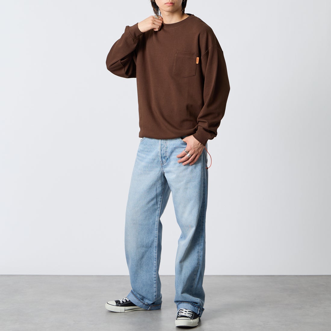 UNIVERSAL OVERALL [ユニバーサルオーバーオール] 別注 ドローコード付き ポンチロングスリーブTシャツ [U2633230IN-JF] BROWN &&モデル身長：177cm 着用サイズ：L&&