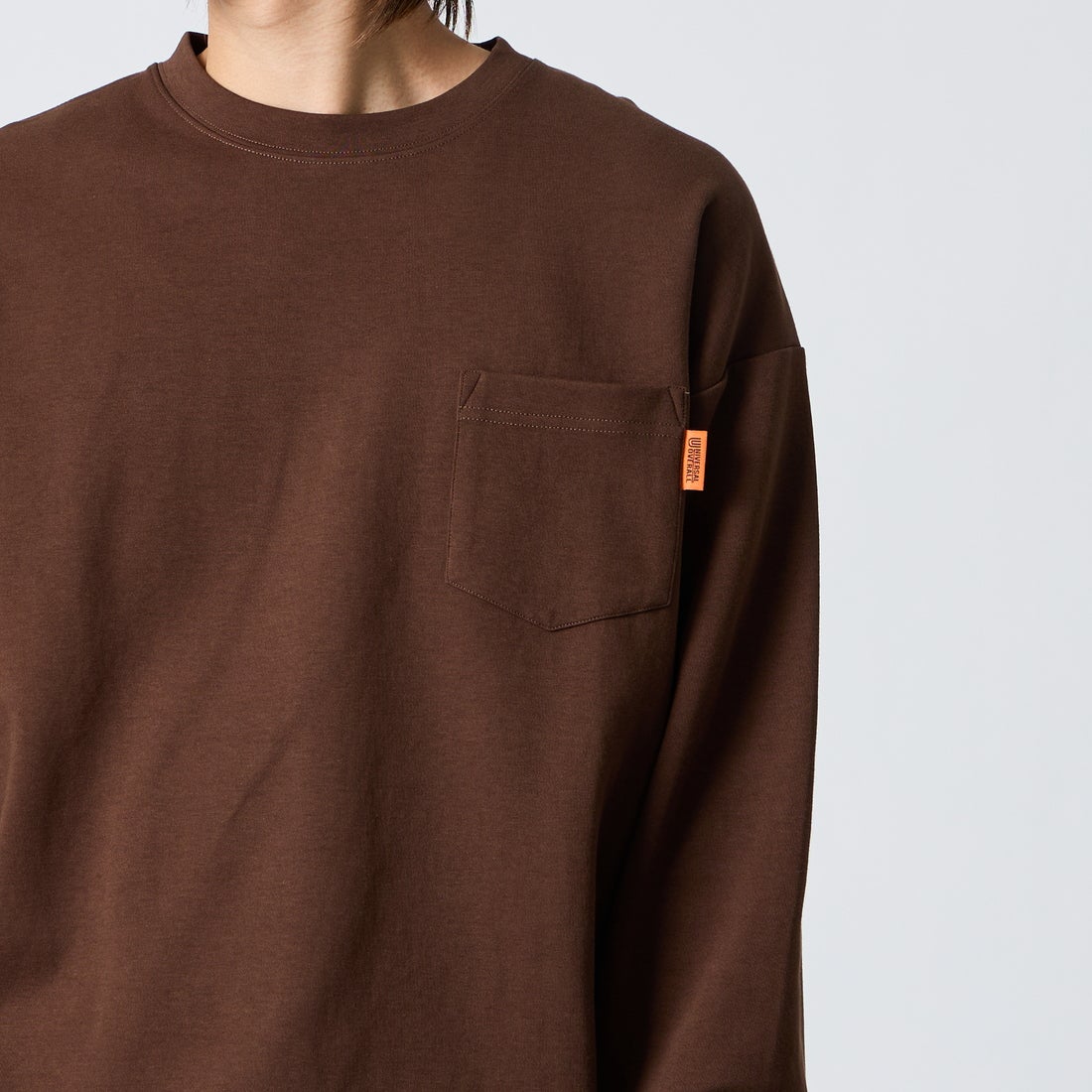 UNIVERSAL OVERALL [ユニバーサルオーバーオール] 別注 ドローコード付き ポンチロングスリーブTシャツ [U2633230IN-JF] BROWN &&モデル身長：177cm 着用サイズ：L&&
