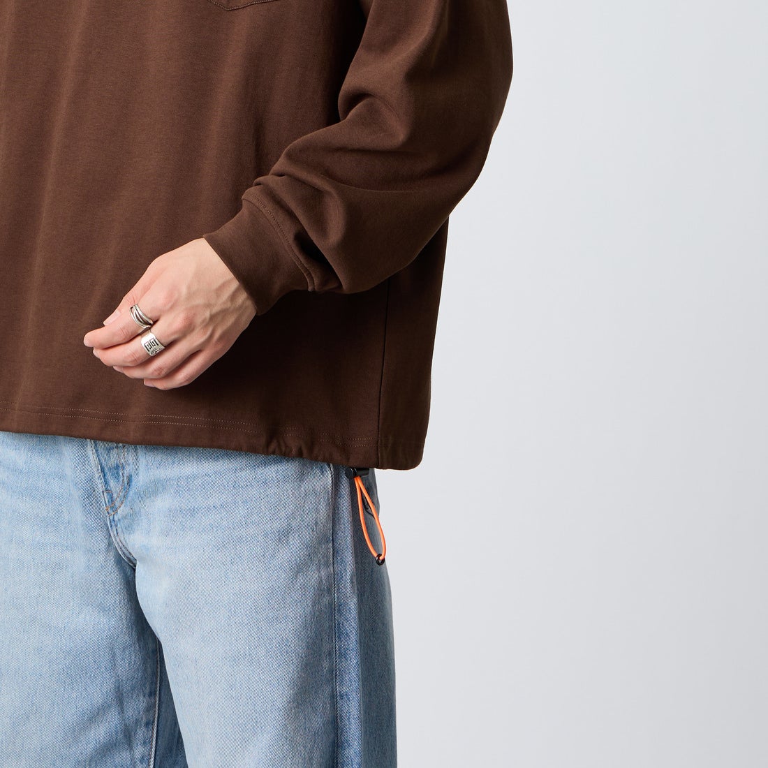 UNIVERSAL OVERALL [ユニバーサルオーバーオール] 別注 ドローコード付き ポンチロングスリーブTシャツ [U2633230IN-JF] BROWN &&モデル身長：177cm 着用サイズ：L&&