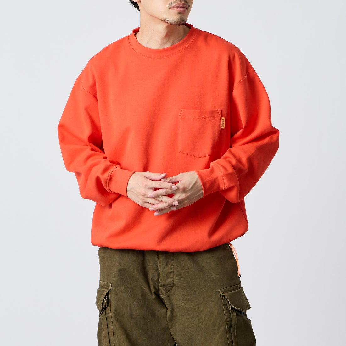 UNIVERSAL OVERALL [ユニバーサルオーバーオール] 別注 ドローコード付き ポンチロングスリーブTシャツ [U2633230IN-JF] ORANGE &&モデル身長：168cm 着用サイズ：L&&