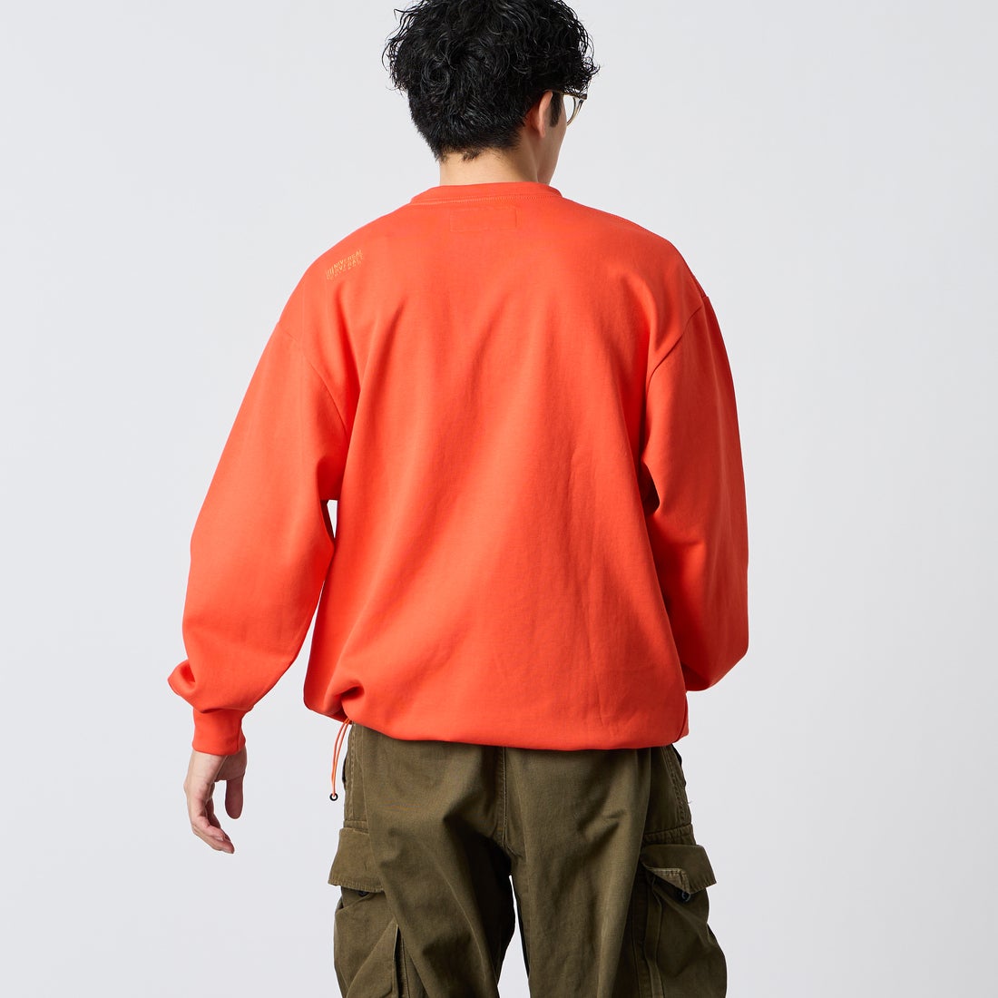UNIVERSAL OVERALL [ユニバーサルオーバーオール] 別注 ドローコード付き ポンチロングスリーブTシャツ [U2633230IN-JF] ORANGE &&モデル身長：168cm 着用サイズ：L&&