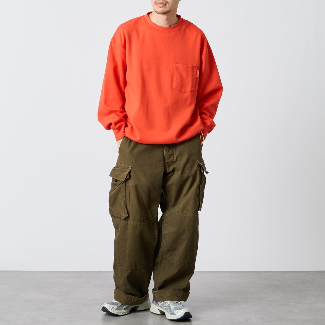UNIVERSAL OVERALL [ユニバーサルオーバーオール] 別注 ドローコード付き ポンチロングスリーブTシャツ [U2633230IN-JF] ORANGE &&モデル身長：168cm 着用サイズ：L&&