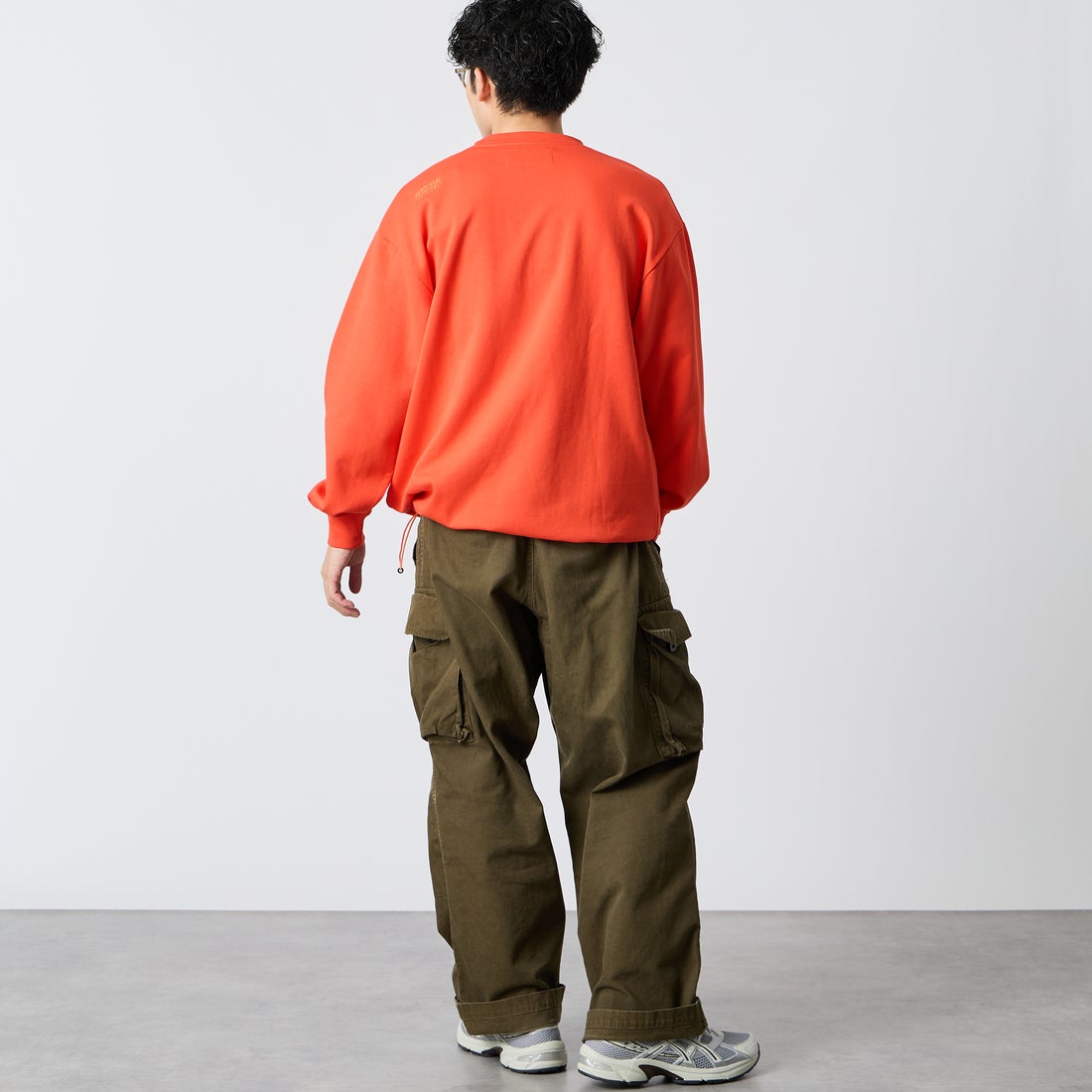 UNIVERSAL OVERALL [ユニバーサルオーバーオール] 別注 ドローコード付き ポンチロングスリーブTシャツ [U2633230IN-JF] ORANGE &&モデル身長：168cm 着用サイズ：L&&