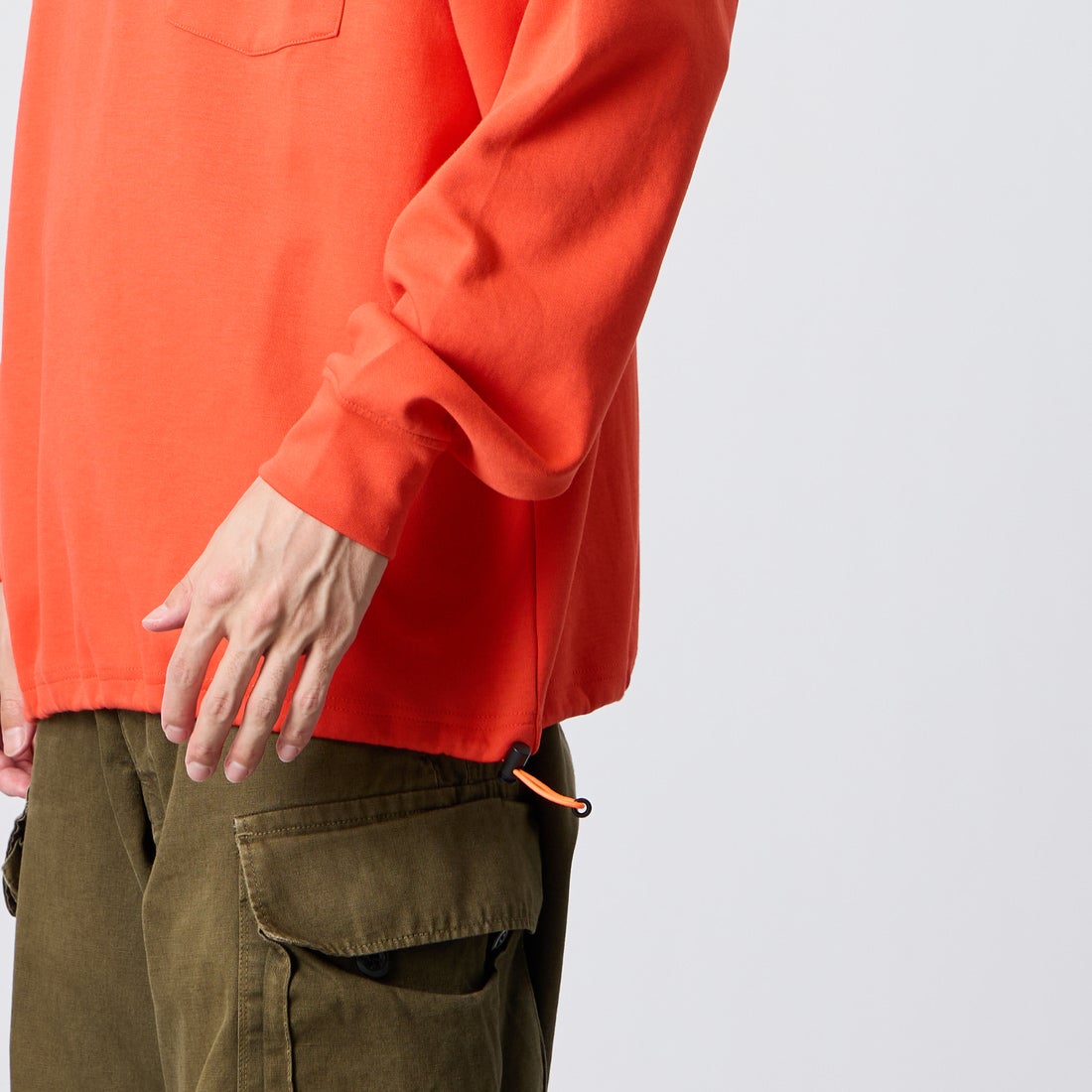 UNIVERSAL OVERALL [ユニバーサルオーバーオール] 別注 ドローコード付き ポンチロングスリーブTシャツ [U2633230IN-JF] ORANGE &&モデル身長：168cm 着用サイズ：L&&