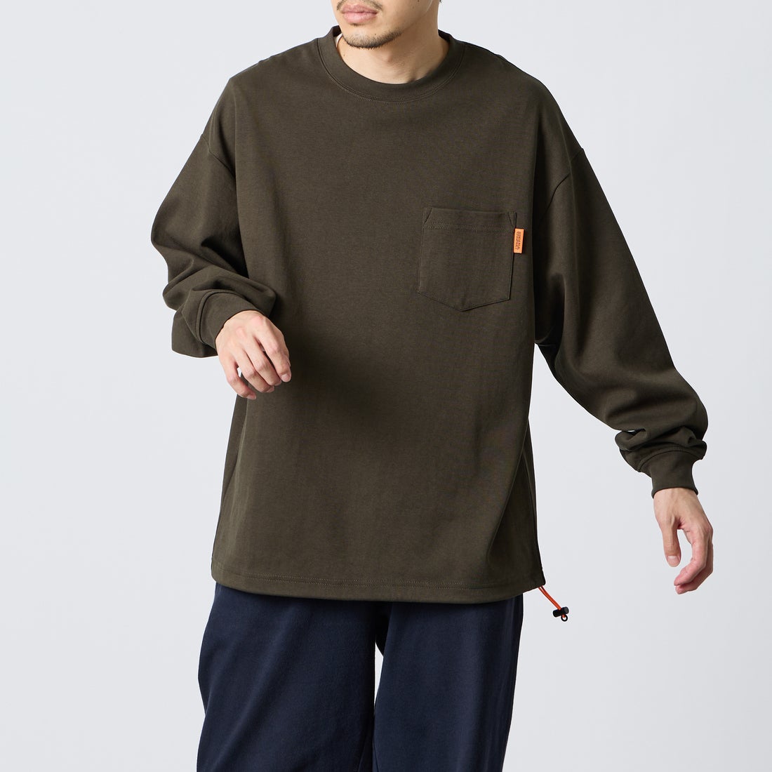 UNIVERSAL OVERALL [ユニバーサルオーバーオール] 別注 ドローコード付き ポンチロングスリーブTシャツ [U2633230IN-JF] CHARCOAL &&モデル身長：168cm 着用サイズ：L&&