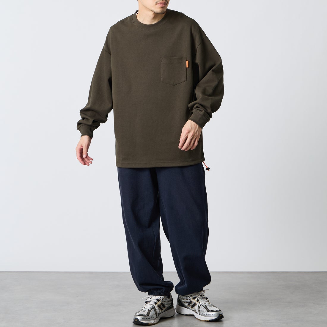 UNIVERSAL OVERALL [ユニバーサルオーバーオール] 別注 ドローコード付き ポンチロングスリーブTシャツ [U2633230IN-JF] CHARCOAL &&モデル身長：168cm 着用サイズ：L&&