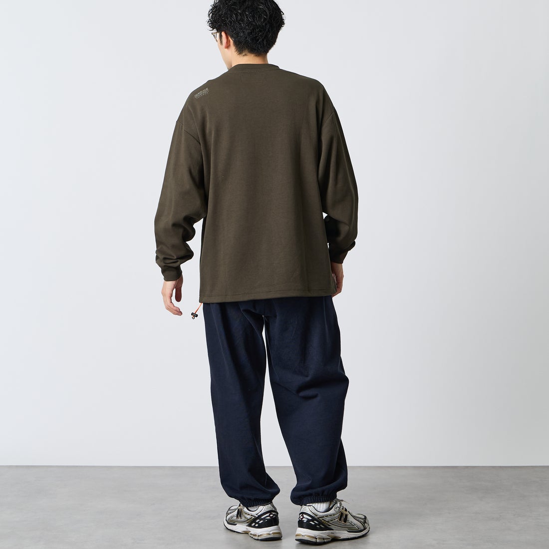 UNIVERSAL OVERALL [ユニバーサルオーバーオール] 別注 ドローコード付き ポンチロングスリーブTシャツ [U2633230IN-JF] CHARCOAL &&モデル身長：168cm 着用サイズ：L&&