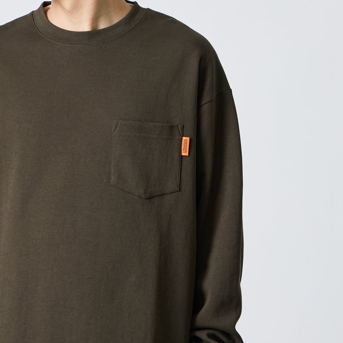 UNIVERSAL OVERALL [ユニバーサルオーバーオール] 別注 ドローコード付き ポンチロングスリーブTシャツ [U2633230IN-JF] CHARCOAL &&モデル身長：168cm 着用サイズ：L&&