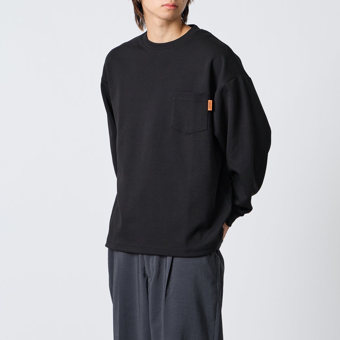 UNIVERSAL OVERALL [ユニバーサルオーバーオール] 別注 ドローコード付き ポンチロングスリーブTシャツ [U2633230IN-JF] BLACK &&モデル身長：177cm 着用サイズ：L&&