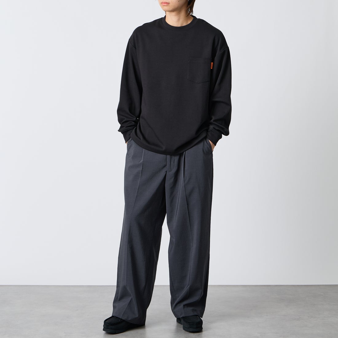 UNIVERSAL OVERALL [ユニバーサルオーバーオール] 別注 ドローコード付き ポンチロングスリーブTシャツ [U2633230IN-JF] BLACK &&モデル身長：177cm 着用サイズ：L&&