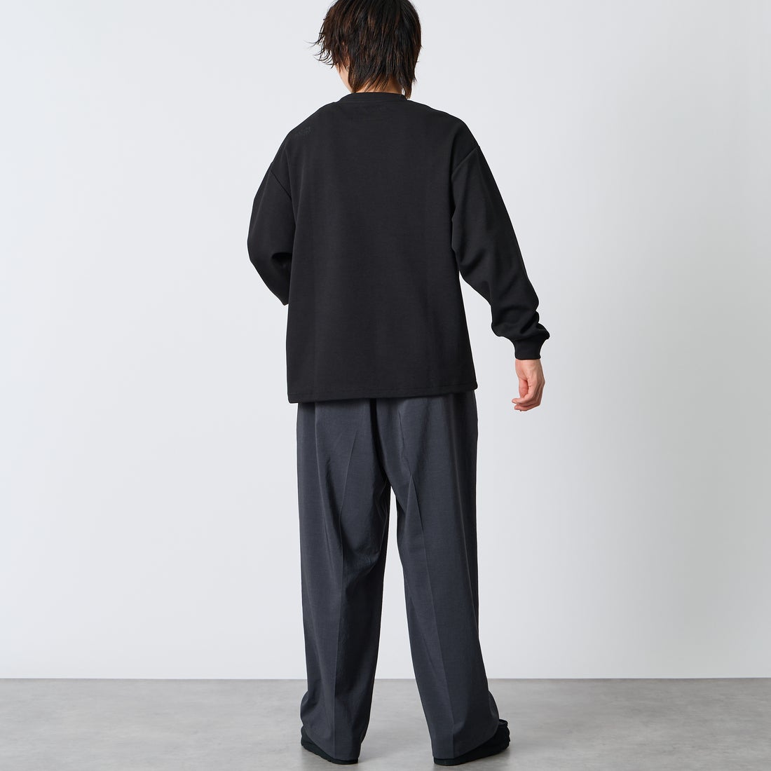 UNIVERSAL OVERALL [ユニバーサルオーバーオール] 別注 ドローコード付き ポンチロングスリーブTシャツ [U2633230IN-JF] BLACK &&モデル身長：177cm 着用サイズ：L&&