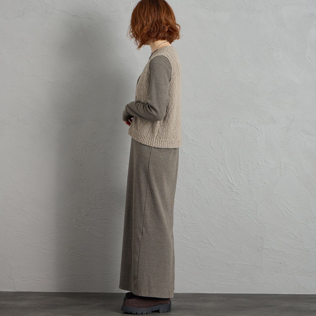 mizuiro ind [ミズイロインド] スラブライク Vネックベスト [3-220161] 91 GRAY &&モデル身長：158cm 着用サイズ：F&&