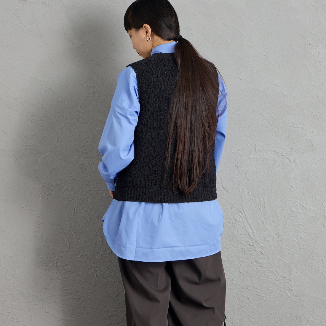 mizuiro ind [ミズイロインド] スラブライク Vネックベスト [3-220161] 99 BLACK &&モデル身長：156cm 着用サイズ：F&&