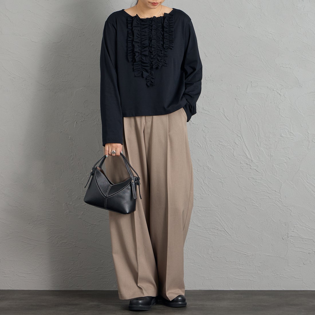 mizuiro ind [ミズイロインド] フリル プルオーバーTシャツ [3-210074] 99 BLACK &&モデル身長：156cm 着用サイズ：F&&