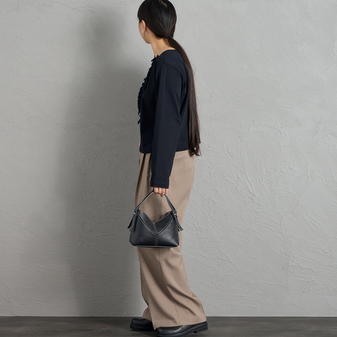 mizuiro ind [ミズイロインド] フリル プルオーバーTシャツ [3-210074] 99 BLACK &&モデル身長：156cm 着用サイズ：F&&