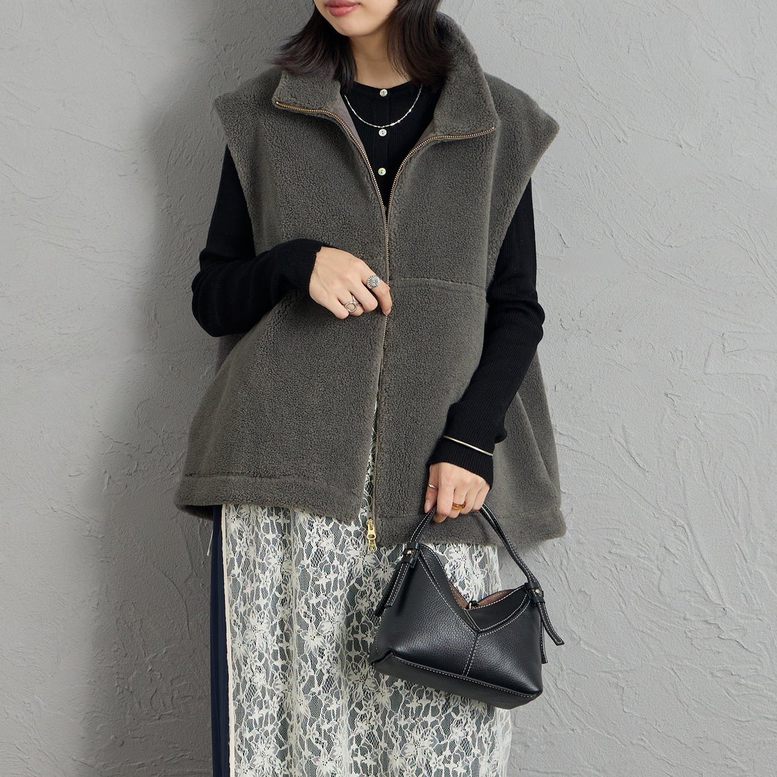 MICA&DEAL [マイカアンドディール] ダブルジップ ボアベスト [0126306061] GRAY &&モデル身長：162cm 着用サイズ：F&&