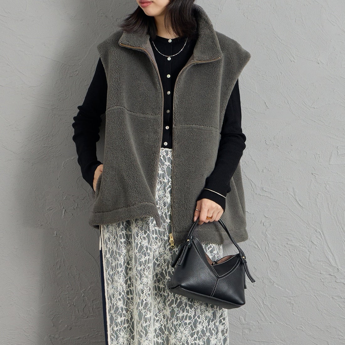 MICA&DEAL [マイカアンドディール] ダブルジップ ボアベスト [0126306061] GRAY &&モデル身長：162cm 着用サイズ：F&&