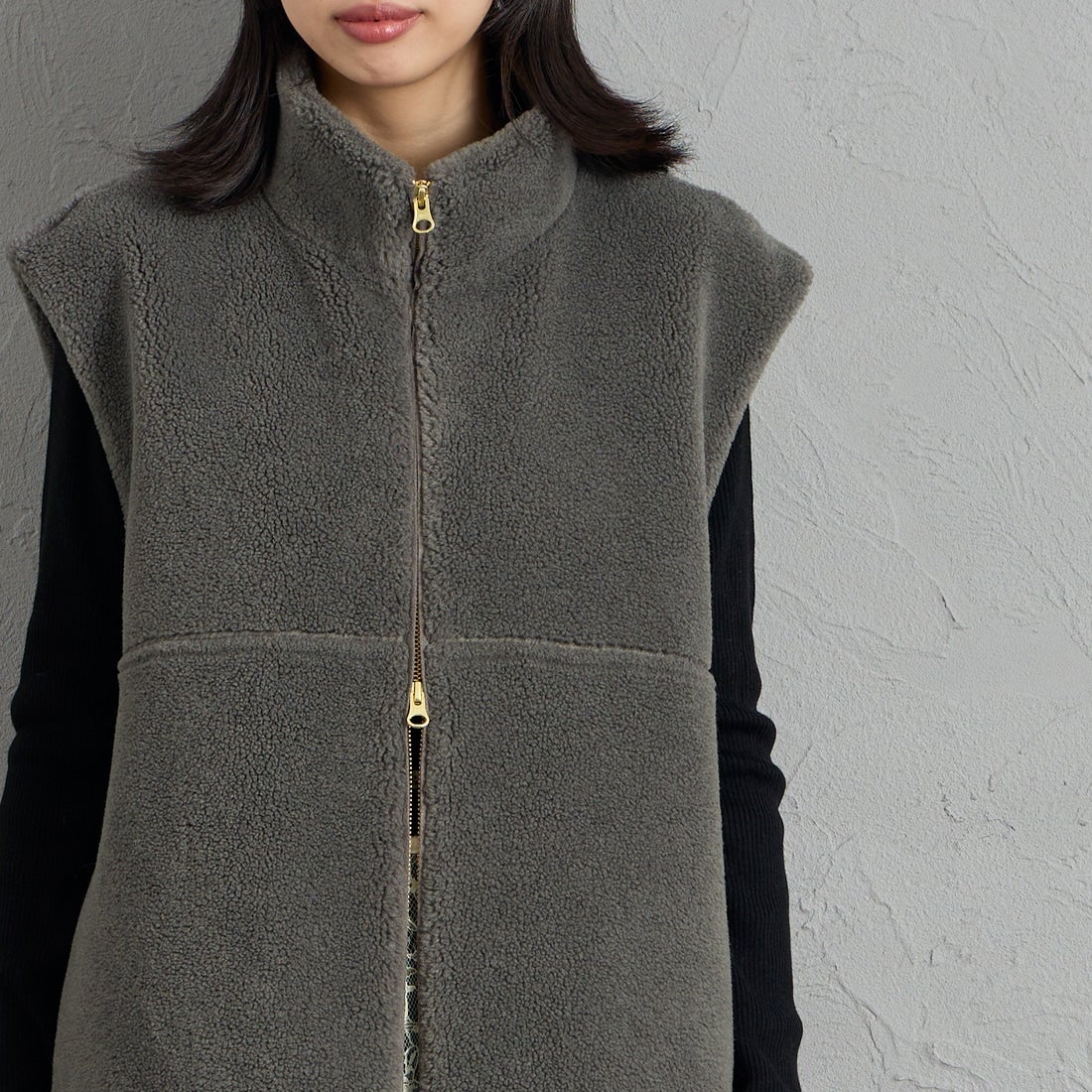 MICA&DEAL [マイカアンドディール] ダブルジップ ボアベスト [0126306061] GRAY &&モデル身長：162cm 着用サイズ：F&&