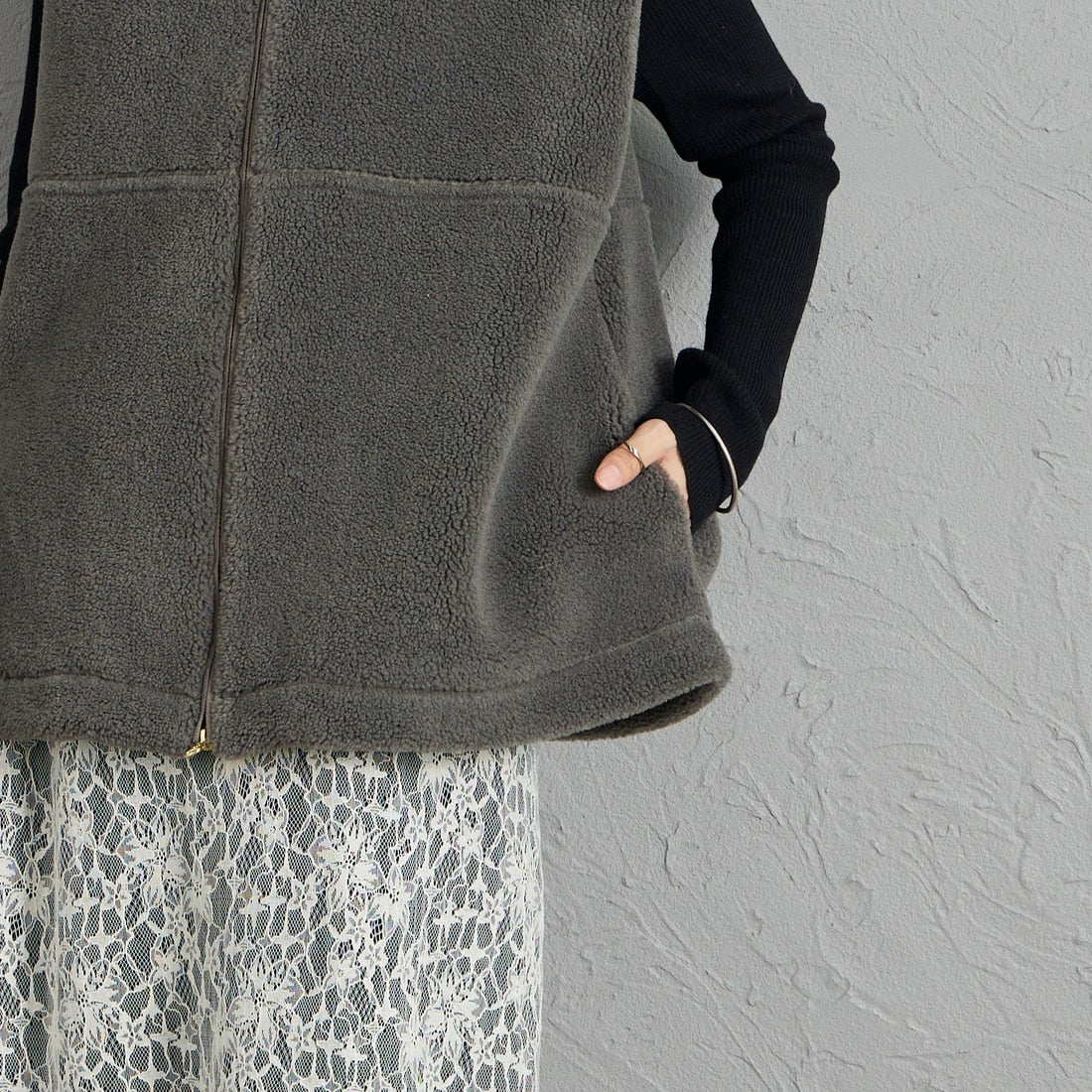 MICA&DEAL [マイカアンドディール] ダブルジップ ボアベスト [0126306061] GRAY &&モデル身長：162cm 着用サイズ：F&&