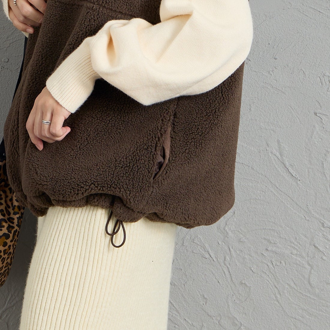 MICA&DEAL [マイカアンドディール] ダブルジップ ボアベスト [0126306061] BROWN &&モデル身長：160cm 着用サイズ：F&&