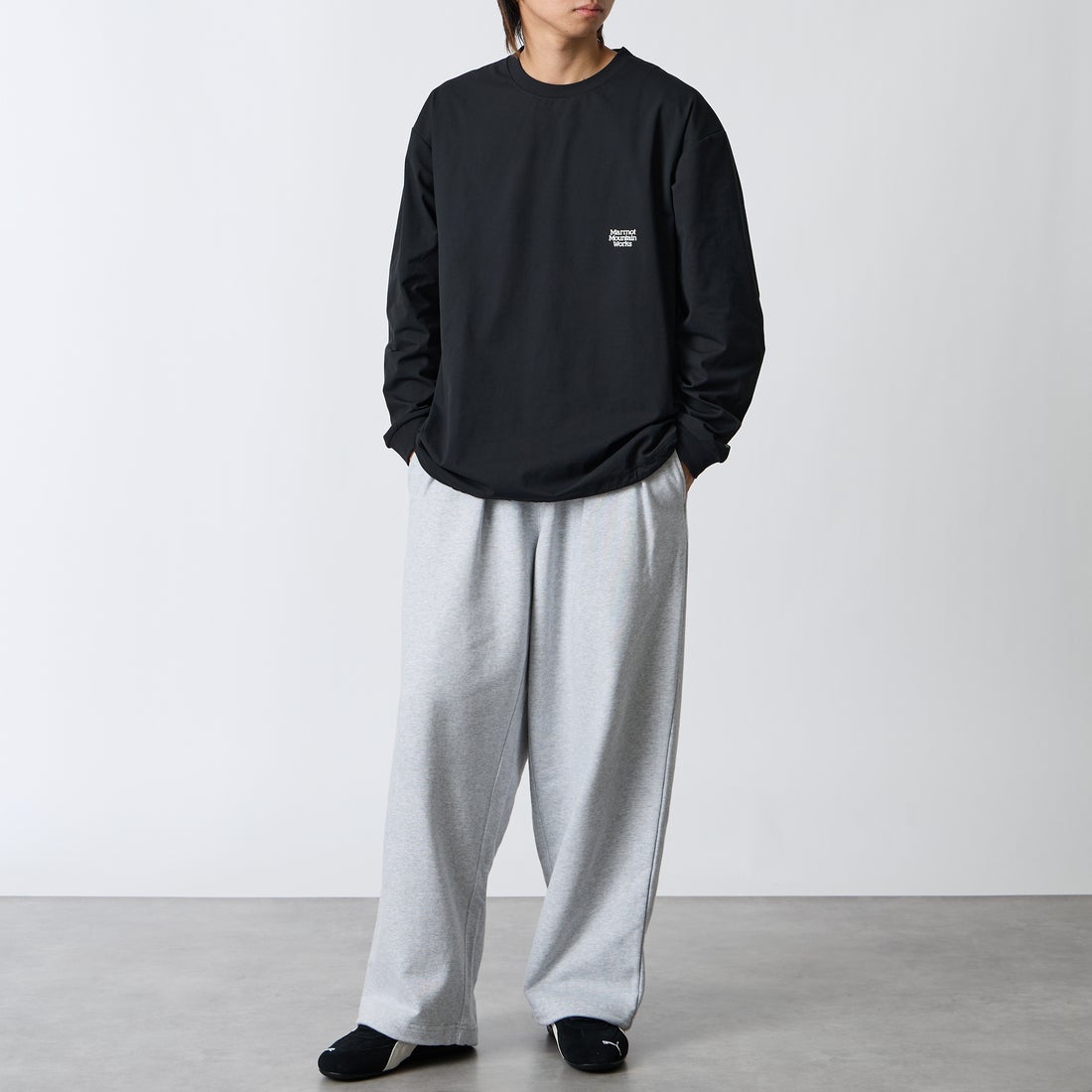 Marmot [マーモット] 別注 バーティカルロゴ バックプリントロンT [MTFW26ULS371IN-JF] BLACK &&モデル身長：177cm 着用サイズ：L&&