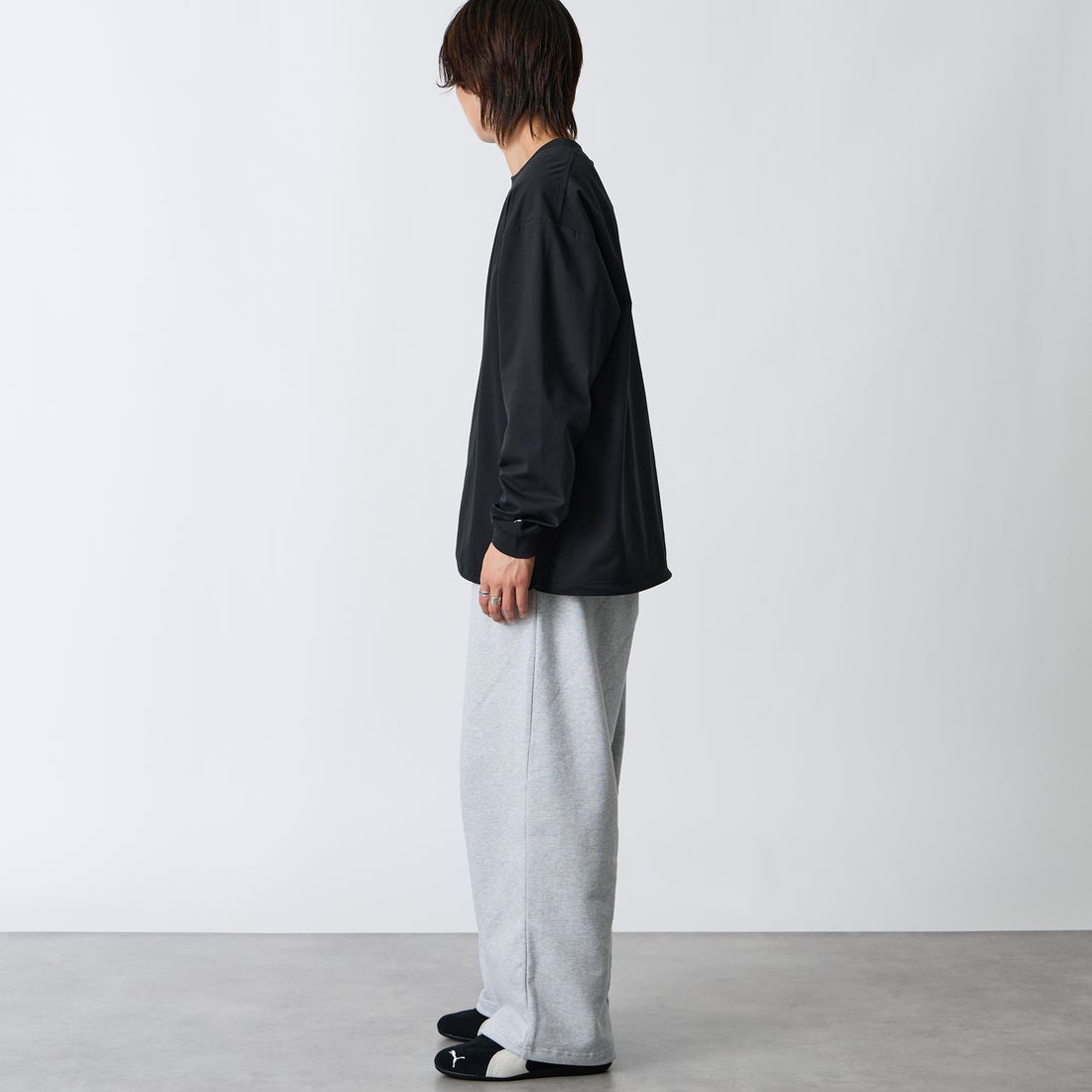 Marmot [マーモット] 別注 バーティカルロゴ バックプリントロンT [MTFW26ULS371IN-JF] BLACK &&モデル身長：177cm 着用サイズ：L&&