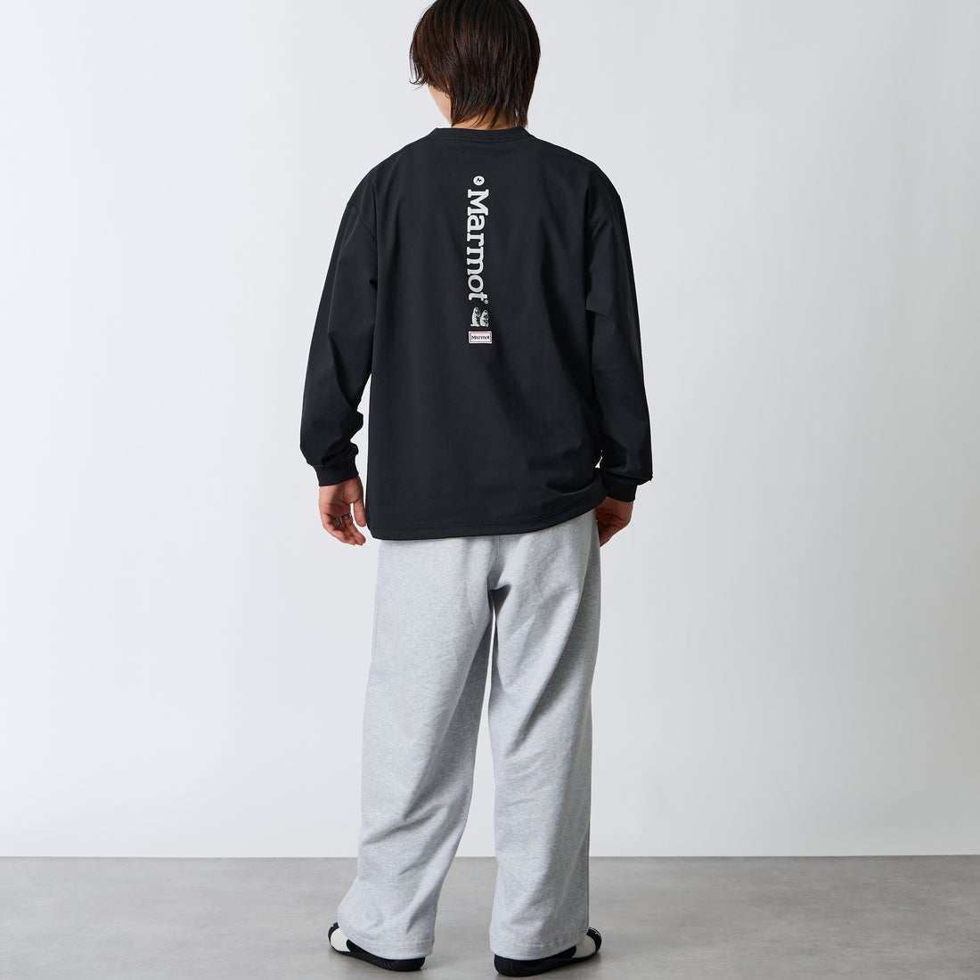 Marmot [マーモット] 別注 バーティカルロゴ バックプリントロンT [MTFW26ULS371IN-JF] BLACK &&モデル身長：177cm 着用サイズ：L&&