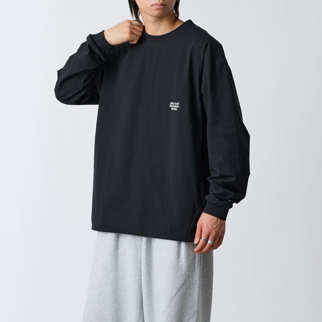 Marmot [マーモット] 別注 バーティカルロゴ バックプリントロンT [MTFW26ULS371IN-JF] BLACK &&モデル身長：177cm 着用サイズ：L&&